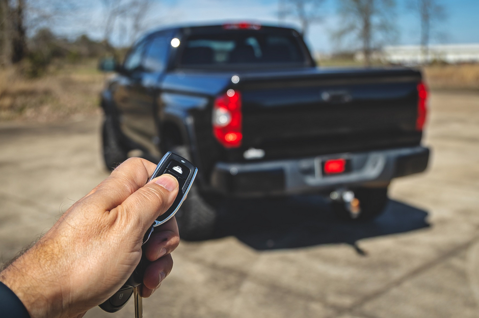 Rough Country PoweredRetractable  Bed Cover 2017-2021 Toyota Tundra (5'7" Bed)