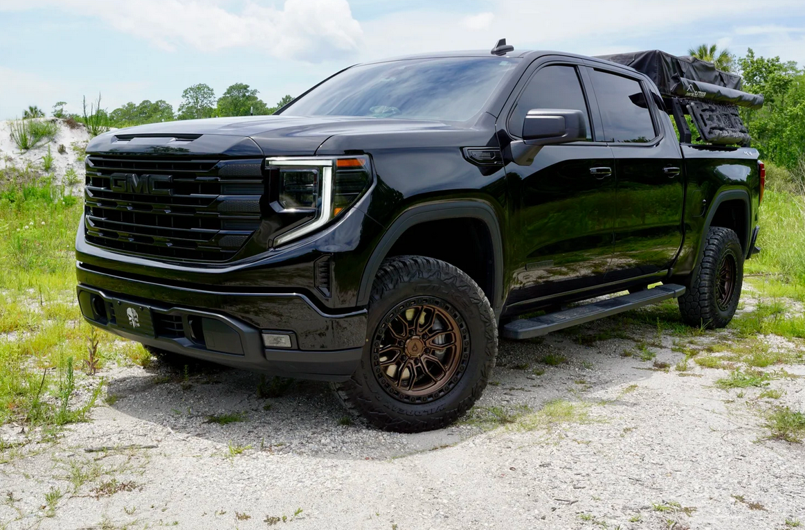 18x9.0 Arena Hustle Smoked Bronze Center Satin Black Lip