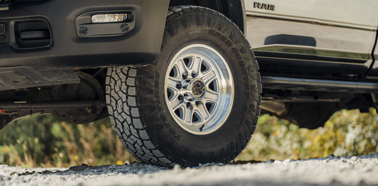 18x9.0 Black Rhino Echo Gloss Silver w/ Machined Face