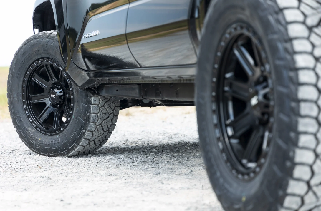 18x8.5 Rough Country 84 Series Wheel Gloss Black