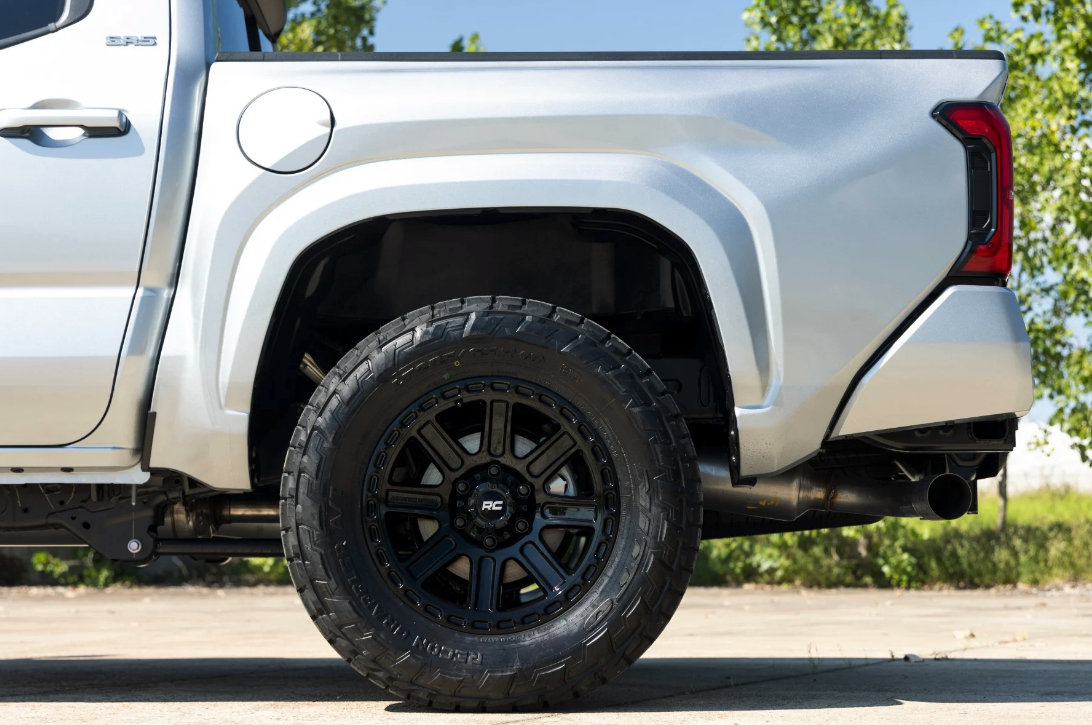 18x8.5 Rough Country 84 Series Wheel Gloss Black