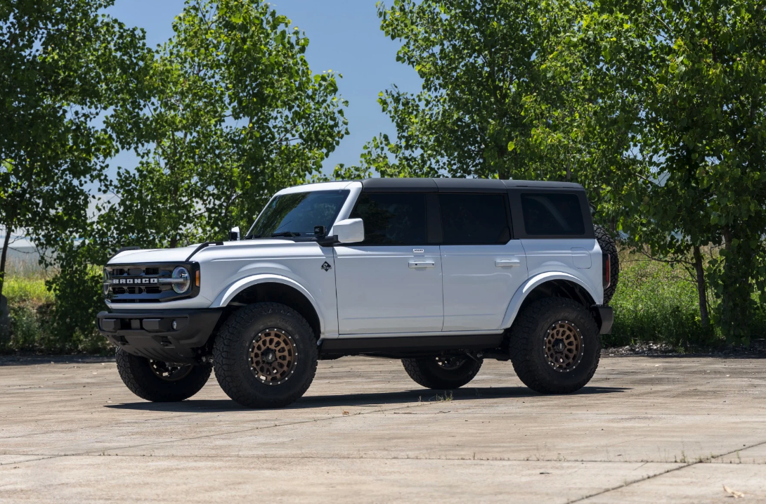 17x8.5 Rough Country 87 Series Wheel Bronze/Black