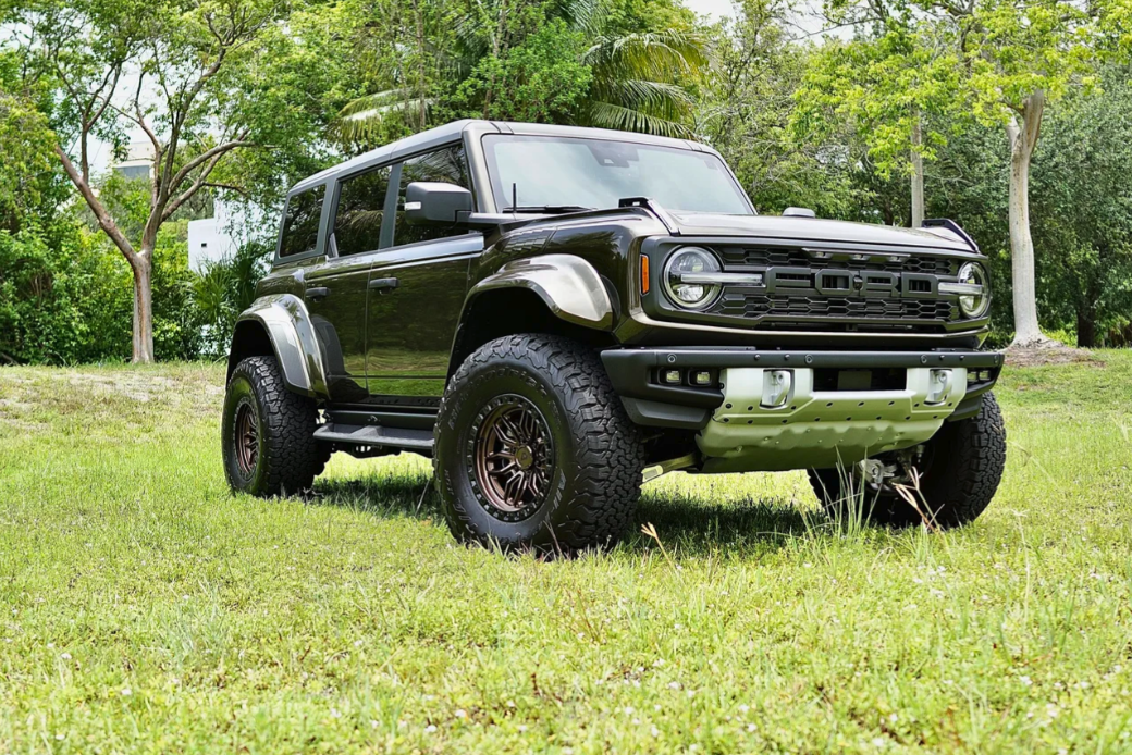 20x9.0 Arena Hustle Smoked Bronze Center Satin Black Lip
